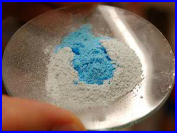 Action de l'eau sur le sulfate de cuivre anhydre